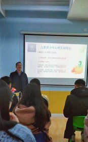 英語(yǔ)系教師黃燕萍 跨界融合心理學(xué)，以專業(yè)服務(wù)回饋社會(huì)